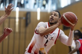 Un succès amplement mérité pour Noé Anabir et les Lions de Genève. KEYSTONE/CYRIL ZINGARO